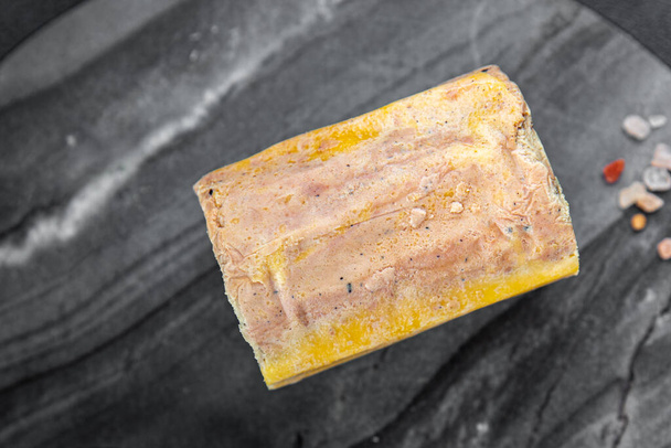 foie gras blok syrové připraven vařit připraven jíst zdravé jíst vaření předkrm jídlo občerstvení na stole kopírovat prostor jídlo pozadí rustikální horní pohled - Fotografie, Obrázek
