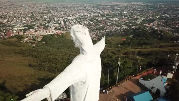 Nagranie z lotu drona Christo Reya w Cali w Kolumbii. Zdjęcie Jezusa z drona w Cali. Wysokiej jakości materiał 4k. - Materiał filmowy, wideo