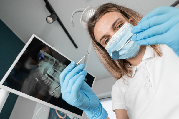 Медичний персонал стоматологічної клініки забезпечує безпеку і зручність пацієнта. Стоматолог професійно лікує і виправляє стан зубів пацієнтів. Відвідавши стоматолога - Фото, зображення