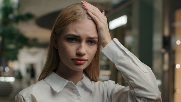 Zaklatott üzletasszony bevásárlóközpont touch fej aggódik üzleti problémák beteg irodai dolgozó kaukázusi nő úgy érzi, fejfájás frusztrált lány szenved a fájdalom gondolni rossz döntés elvesztése munka - Fotó, kép
