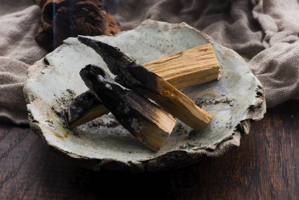 Šmouha obřad pomocí peruánské Palo Santo svaté dřevo vonné tyčinky - Fotografie, Obrázek
