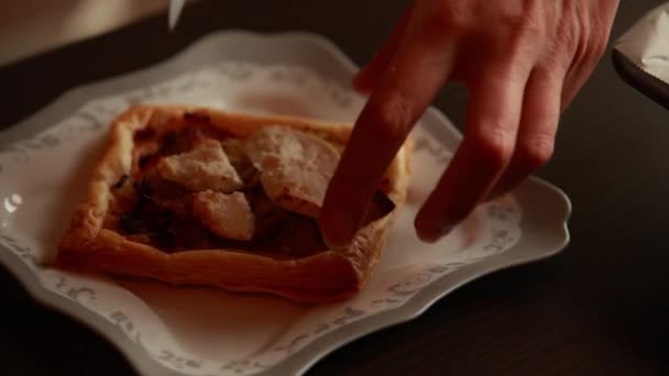 Close-Up Delight: Tart with Puff Pastry, Leek, Bacon, and Goat Cheese - Culinary Elegance - Filmagem, Vídeo