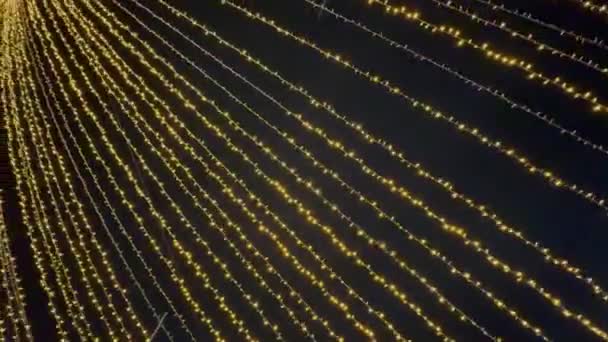 4K videó karácsonyi sorozat fények létre egy vízesés és egy hatalmas karácsonyfa egy kör alakú lövés. - Felvétel, videó