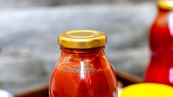 トマトソースのボトル、保存缶詰食品の概念を隔離. - 写真・画像