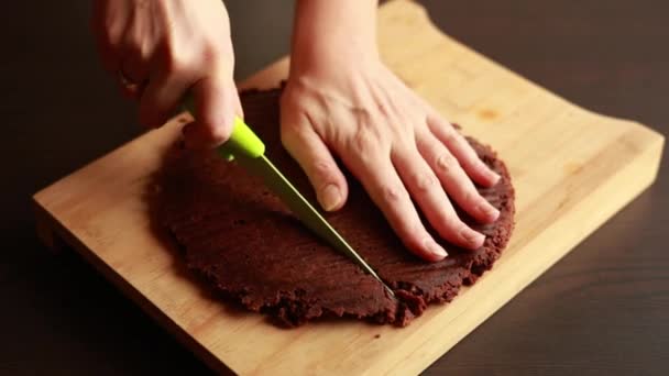 Vrouw Hand snijden Chocolade Brownie Fudge Close-up  - Video