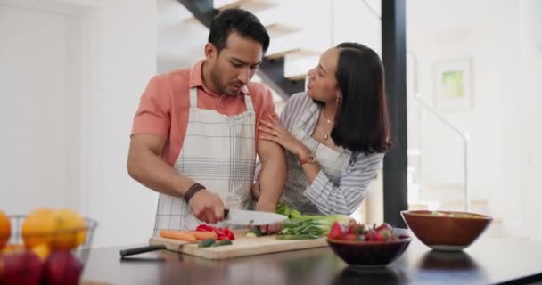 Cocina, amor y pareja joven en la cocina cortando verduras para una comida saludable o dietética en casa. Feliz, sonrisa y hombre y mujer preparando la cena, la cena o el almuerzo juntos en el apartamento moderno - Metraje, vídeo