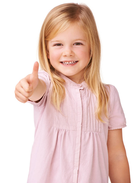 Palec nahoru, úsměv a portrét dítěte ve studiu s pozitivním, dobrým a sebevědomým přístupem. Happy, mladý a dívka dítě se souhlasem, souhlas nebo uspokojení gesto rukou na bílém pozadí - Fotografie, Obrázek