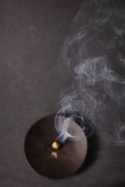 Une scène sereine d'en haut d'encens avec des brins de fumée, symbolisant l'achèvement et l'inspiration passagère. - Photo, image