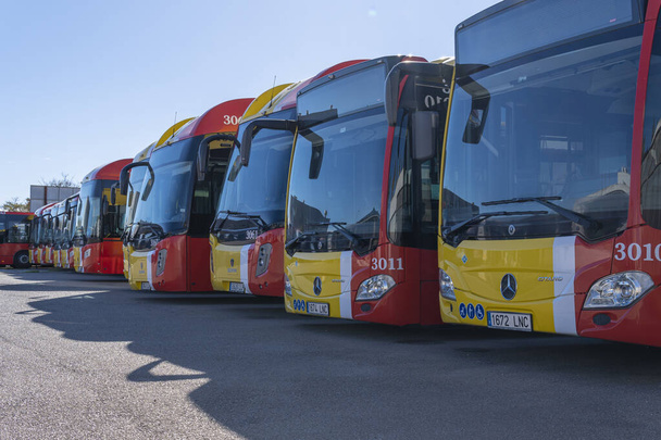 Felanitx, España; 06 de diciembre de 2023: Autobuses de la empresa pública TIB, transporte de las Islas Baleares, estacionados en un parque industrial en una mañana soleada. Felanitx, isla de Mallorca, España - Foto, imagen