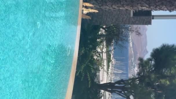 Végtelen medence kilátás luxus villa tengeri üdülőhely, nyugodt kristály kék víz és a nyári pihenés, lassított felvétel - Felvétel, videó