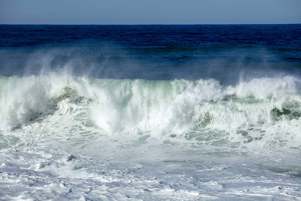 Magas hullámok, cresting és üti a kaliforniai La Jolla-i tengerpart - Fotó, kép