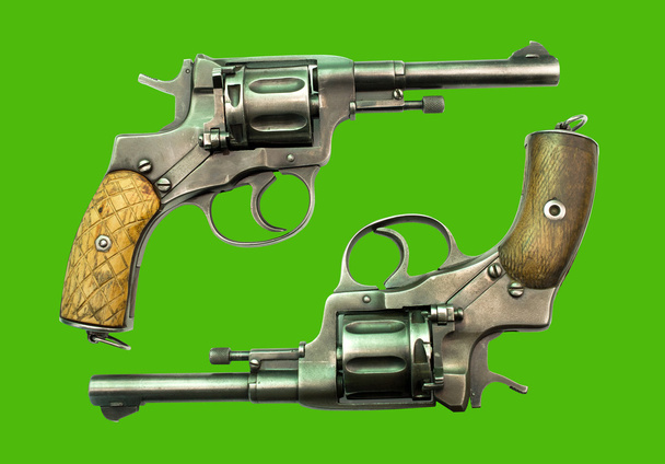 A revolver egy zöld háttér - Fotó, kép