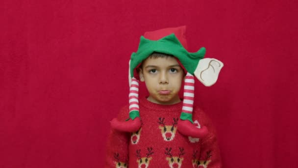 Niño triste niño travieso cuestionando si Santa Claus vendrá esta Navidad. En cámara lenta. Imágenes de alta calidad 4k - Metraje, vídeo