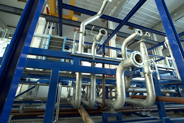 Tubi, tubi, macchinari e turbine a vapore in una centrale elettrica - Foto, immagini