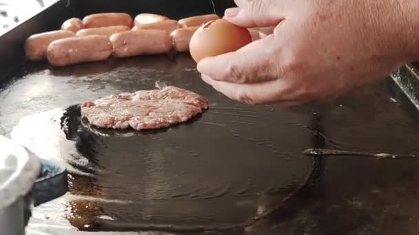 Burger auf Teller zubereiten. Streetfood-Konzept. Fleisch und Ei als Eiweiß. - Filmmaterial, Video