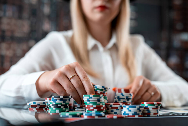 Jeune belle femme chanceuse joue au poker et montre ses cartes de victoire au casino. Vie nocturne - Photo, image