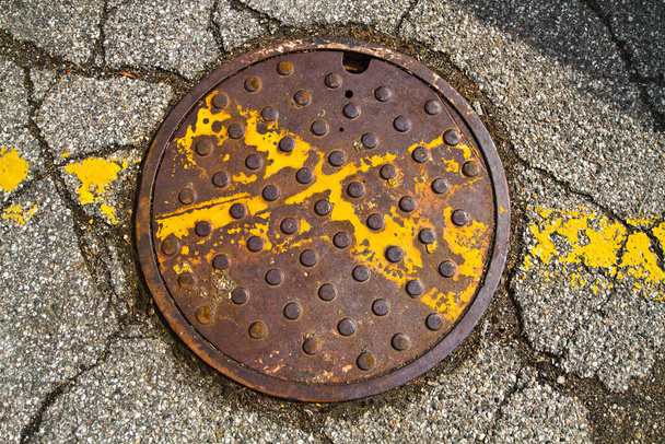 Іржаве покриття люльки серед тріщинного асфальту - символ міського розпаду та інфраструктурних викликів в Алігані, штат Мічиган - Фото, зображення