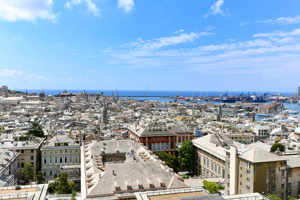 Genova, Italië - 29 juli 2022: Panoramisch uitzicht vanuit Belvedere Castelletto in Genua, Italië. - Foto, afbeelding