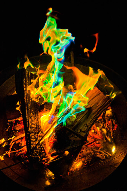 Ζήστε τη μαγεία ενός πολύχρωμου χορού κατασκήνωσης στο Φορτ Γουέιν της Ιντιάνα. Αυτή η ζωντανή φωτιά αιχμαλωτίζει με τις εντυπωσιακές αποχρώσεις του, ρίχνοντας μια μαγική λάμψη και προσκαλώντας μια αίσθηση μυστηρίου. Τέλειο για - Φωτογραφία, εικόνα