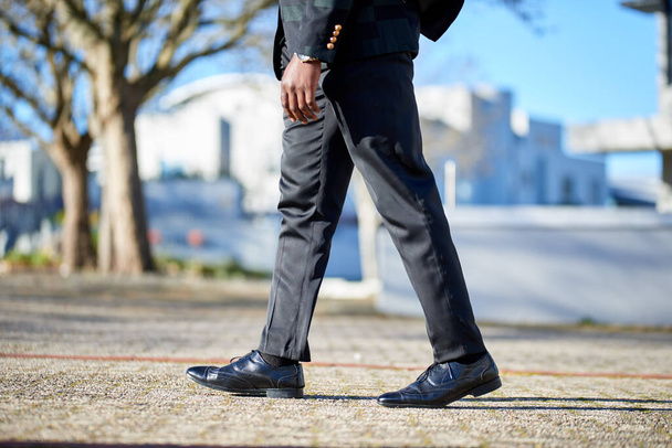 Imagen recortada de hombre de negocios caminando, fondo de paisaje urbano. Foto de alta calidad - Foto, imagen