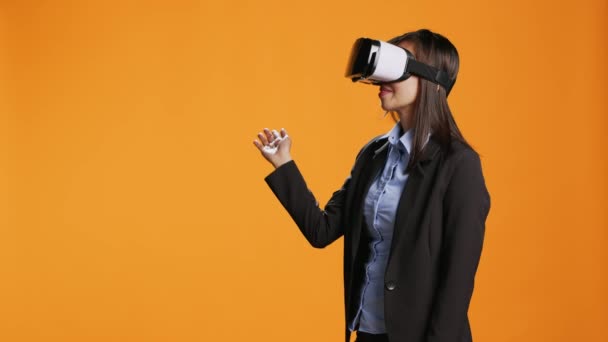 Funcionário asiático verifica óculos de realidade virtual na câmera, se divertindo com a tecnologia de inteligência artificial em óculos modernos. Mulher inteligente usando headset vr para simulação de tecnologia interativa. - Filmagem, Vídeo
