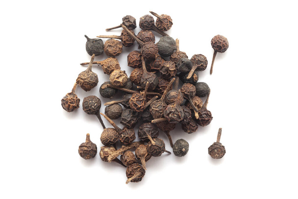 Detailní záběr semínek Dry Sheetal Chini (Piper cubeba), izolovaných na bílém pozadí. Horní pohled - Fotografie, Obrázek