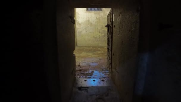 kerkers van Ferrara Castle in Italië, waren donkere cellen waar vijanden van de familie Este werden opgesloten en gemarteld. De muren waren bedekt met graffiti en vlekken, en de lucht was gevuld met geschreeuw en kreunen. - Video