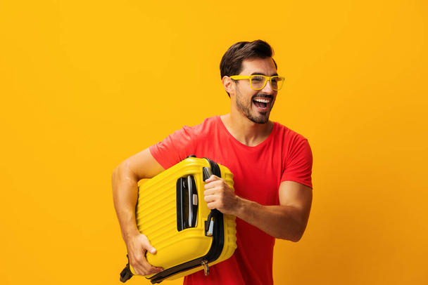 Podróże człowiek walizka podróż tło podróż wakacje weekend miejsce styl życia żółty podróżnik wycieczka kopia żółty wakacje szczęśliwy hipster lotu bagaż facet studio - Zdjęcie, obraz