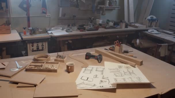 Μέτριο πλάνο του σχεδίου consrtuction καρέκλα και ειδικό εξοπλισμό ξυλουργός σε ξύλινο τραπέζι στο εργαστήριο - Πλάνα, βίντεο