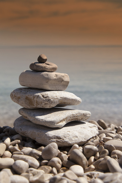 Montón de piedras, concepto zen, en la playa de arena
 - Foto, Imagen