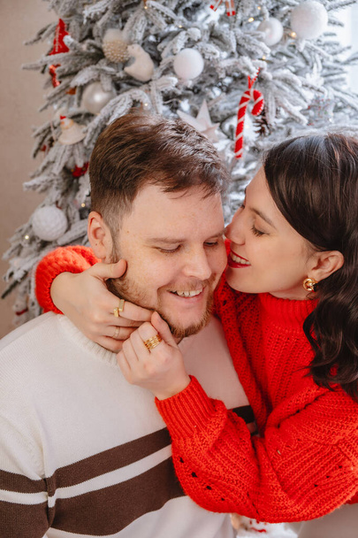portrét krásného páru vánoční strom na pozadí - Fotografie, Obrázek