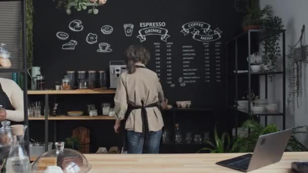 Harmonogram codziennego życia pracowników kawiarni przyjmujących, przygotowujących i rozdających zamówienia dla klientów - Materiał filmowy, wideo