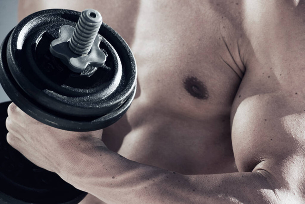 Αθλητισμός, βαρίδι βάρος και closeup του ανθρώπου με τους μυς κάνει προπόνηση στο γυμναστήριο για την κατάρτιση bodybuilding. Άσκηση, άσκηση και αρσενικό πρόσωπο από τον Καναδά με εξοπλισμό για την υγεία στο κέντρο ευεξίας - Φωτογραφία, εικόνα