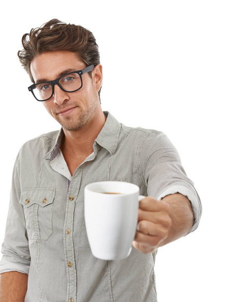Άνθρωπος, πορτρέτο και καφέ ποτό στο στούντιο για ποτό καφεΐνης, εταιρεία πρωί για κίνητρο, espresso ή λευκό φόντο. Άνδρας, μοντέλο και πρόσωπο με κούπα ως latte, καπουτσίνο ή mockup space. - Φωτογραφία, εικόνα