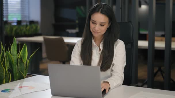 Sikeres pozitív boldog mosolygós kaukázusi üzletasszony női irodai dolgozó menedzser munkáltató szakember mosoly üzlet lány hölgy dolgozik laptop online munka számítógép chat kliens - Felvétel, videó