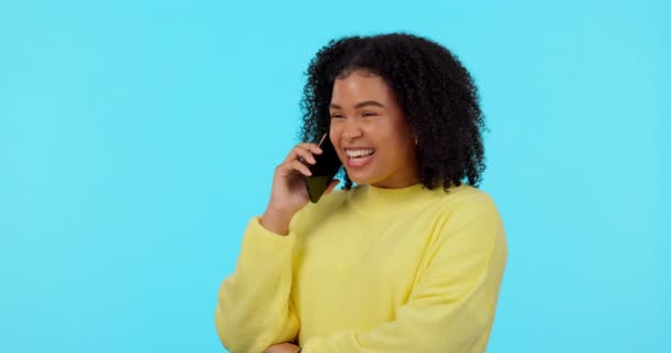 Feliz, llamada telefónica y sonrisa con la mujer en el estudio para la comunicación, el contacto y la creación de redes. Tecnología, felicidad y conversación con la persona femenina en el fondo azul para la discusión y móvil. - Imágenes, Vídeo