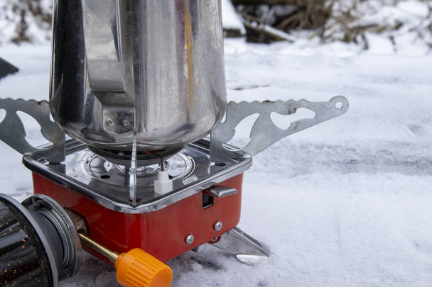 Gasherd zur Teezubereitung an der frischen Luft im Winter - Foto, Bild