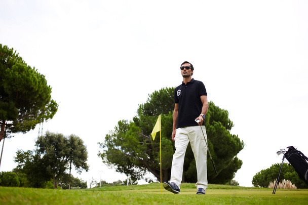 Golf player walking to the next hole - Фото, зображення