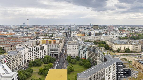 Berlín, Alemania - 24 de julio de 2023: Vista aérea de Berlín con torre de televisión y catedral berlinesa en Alemania Europa. - Foto, imagen