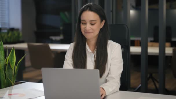 Inspirován motivované Kavkazský usmívající se obchodní žena pracující u stolu s notebookem pracoviště úsměv šťastný spokojený businesswoman práce online s počítačem myšlení úkol dosáhnout práce dobrý výsledek - Záběry, video