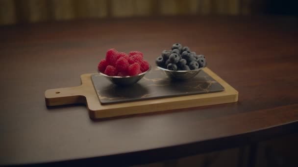Здоровые фрукты ягод с витаминами и антиоксидантами - Кадры, видео