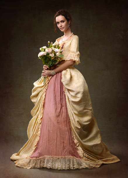 Señora en vestido amarillo
 - Foto, Imagen