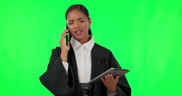Tablet-, groenbeeld- en telefoongesprek met een rechter in een studio die juridische informatie, onderzoek of wetgeving leest voor een rechtszaak. Technologie, recht en rechtvaardigheid met een vrouw in gesprek over chromakey mockup. - Video