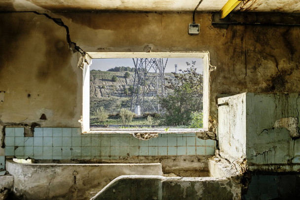 Raum in einem verlassenen Gebäude mit maroden Wänden einer Fabrik  - Foto, Bild
