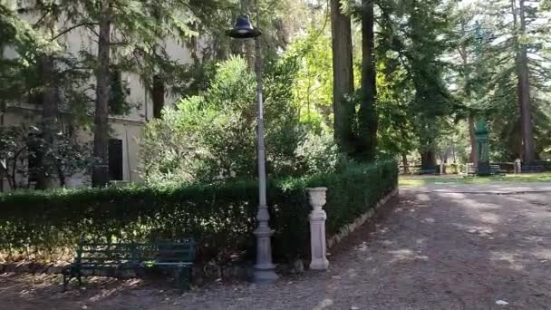 Campobasso, Molise, Olaszország 2023. november 17.: A De Capoa család 19. századi parkja, amelyet az 1930-as években adtak el az önkormányzatnak, így Villa Comunale lett belőle. - Felvétel, videó