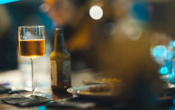 Un vaso de vino sentado encima de una mesa - Foto, Imagen