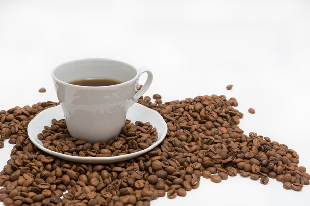 Kahvipavut kahvikuppi eristetty valkoinen
 - Valokuva, kuva