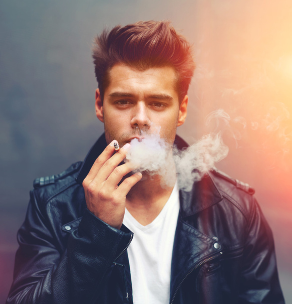 Man exhaling cigarette smoke - Foto, Imagem