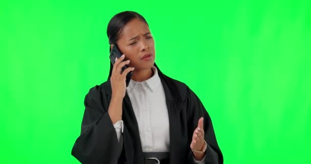 Проблема права, жінка і телефонний дзвінок на зеленому екрані ізольовані на макетній студії фону. Розмова, злий і розчарований адвокат, який виступає на мобільному телефоні за юридичний виклик і рішення
. - Кадри, відео