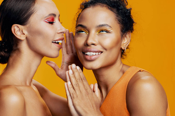 Race vrouw make-up model portret mooi schoonheid kleurrijk samen gelukkig aantrekkelijk twee huid amerikaanse gemengde studio gezond meisje geel Afrikaans gezicht lichaamsverzorging glans - Foto, afbeelding